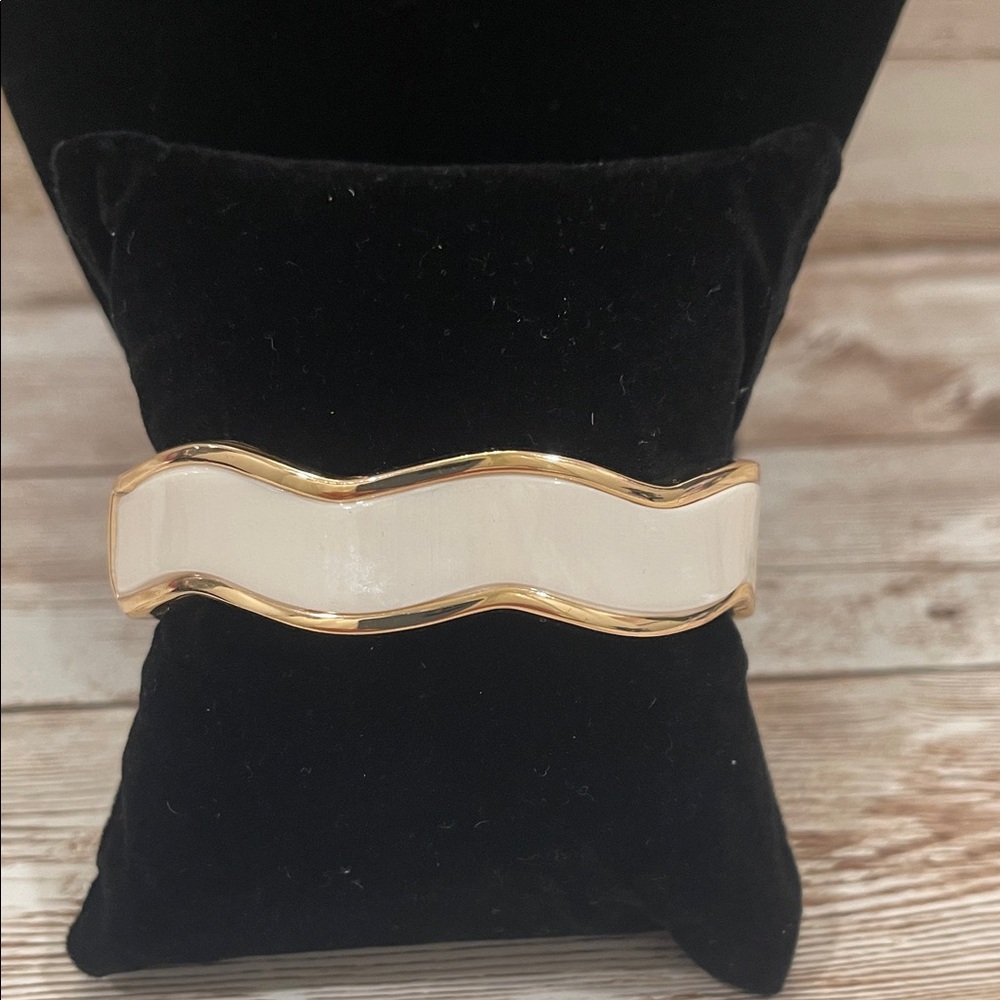 Elegant Gold and Cream Bracelet